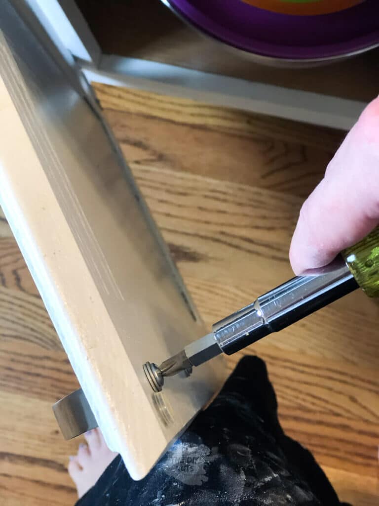taking off cabinet hardware before painting